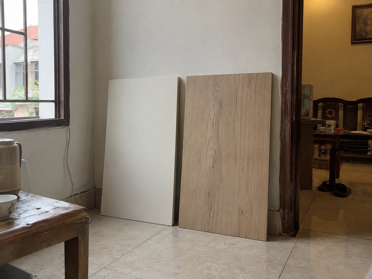 Mẫu tấm màu sáng và vân gỗ dựng đứng gần cửa phòng