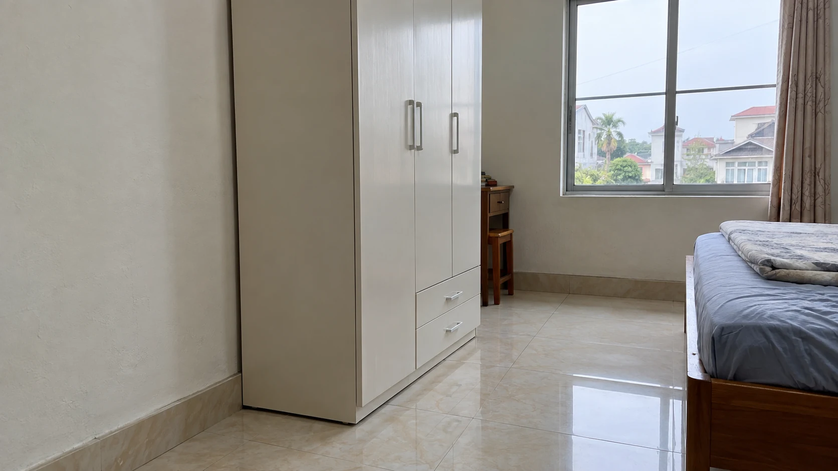 Tủ nhựa cánh phẳng đặt cạnh bức tường trong phòng ngủ Nam Định