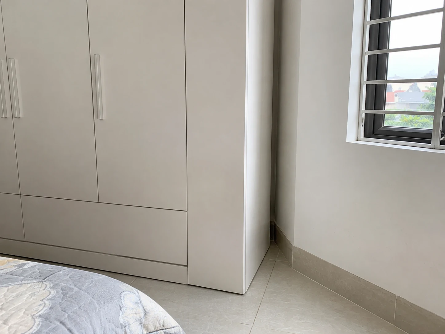 Khe nhỏ bên hông tủ cho phép quan sát chân tường