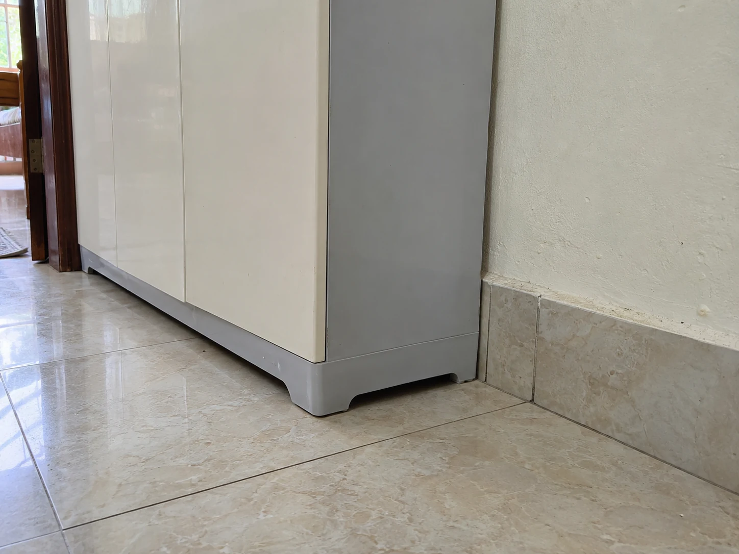 Chân tủ được xử lý phù hợp với phần len chân tường nhô ra