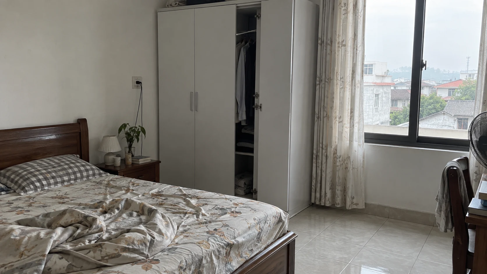 Tủ nhựa cánh phẳng trong ngôi nhà dân gần biển Nam Định