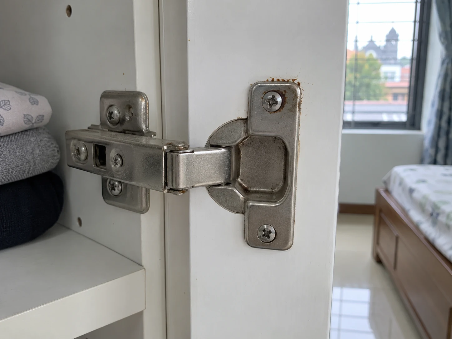 Bản lề tủ có vài chấm ôxy hóa nhẹ quanh mép kim loại