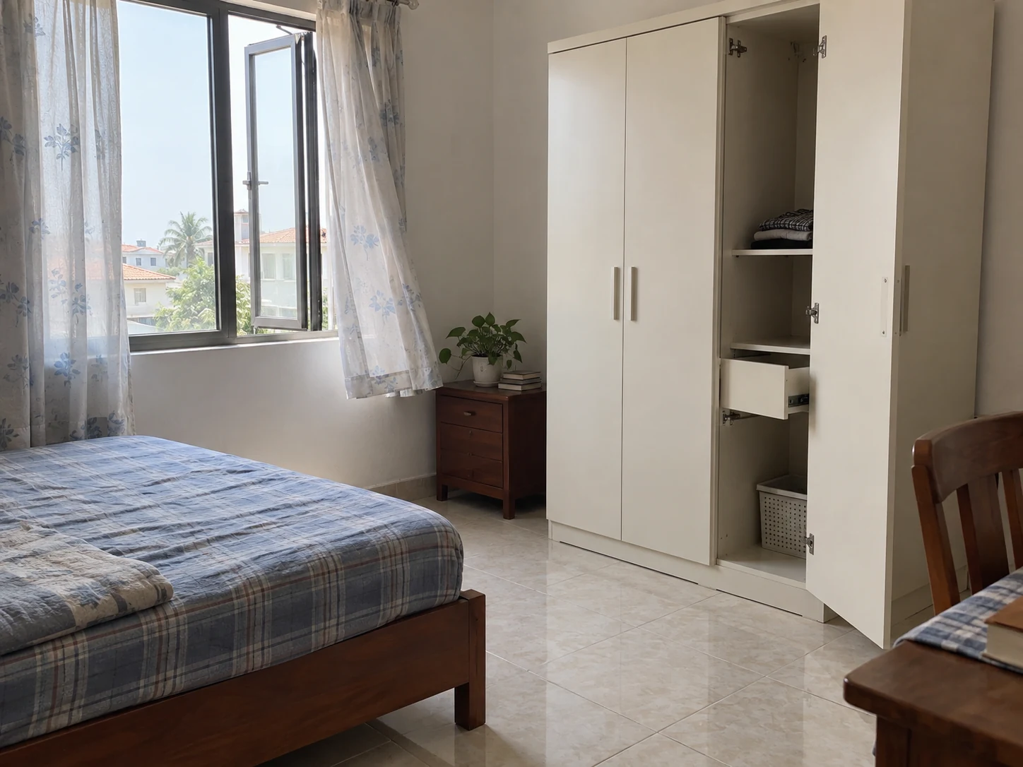 Cửa sổ mở thông gió cạnh tủ có cánh mở để kiểm tra phụ kiện