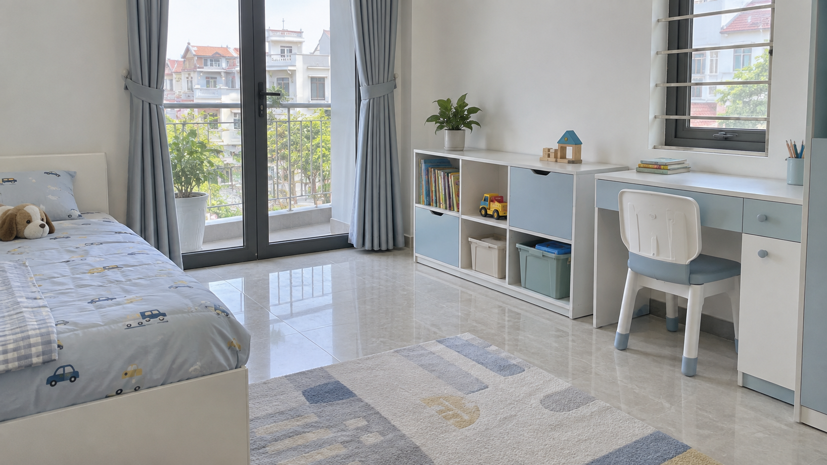 Tủ thấp và bàn học nhựa cánh phẳng trong phòng trẻ nhỏ