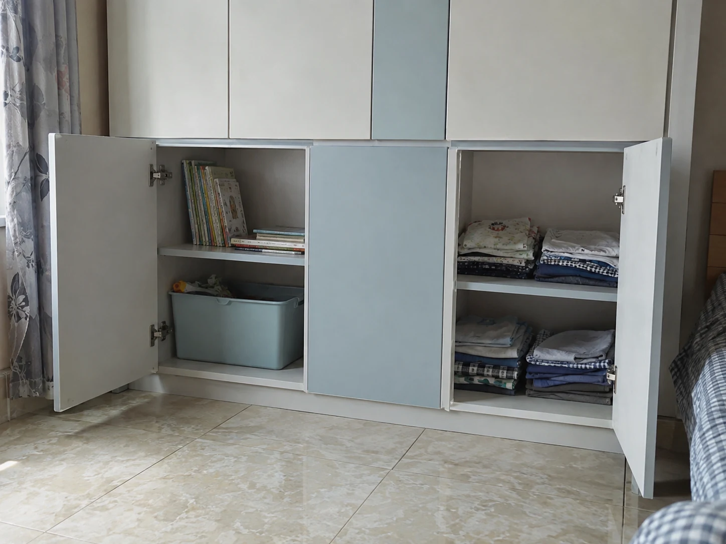 Khoang thấp đựng sách và đồ chơi nhẹ trong tủ trẻ em