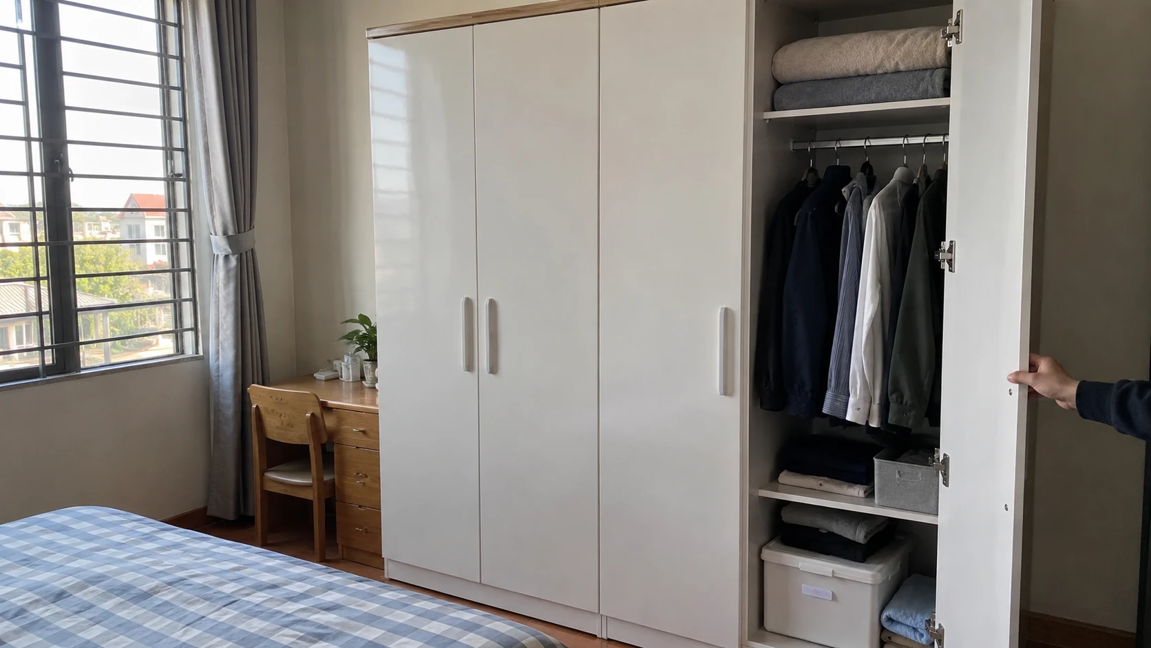 Tủ nhựa cánh phẳng đang được kiểm tra cánh, đợt và phụ kiện