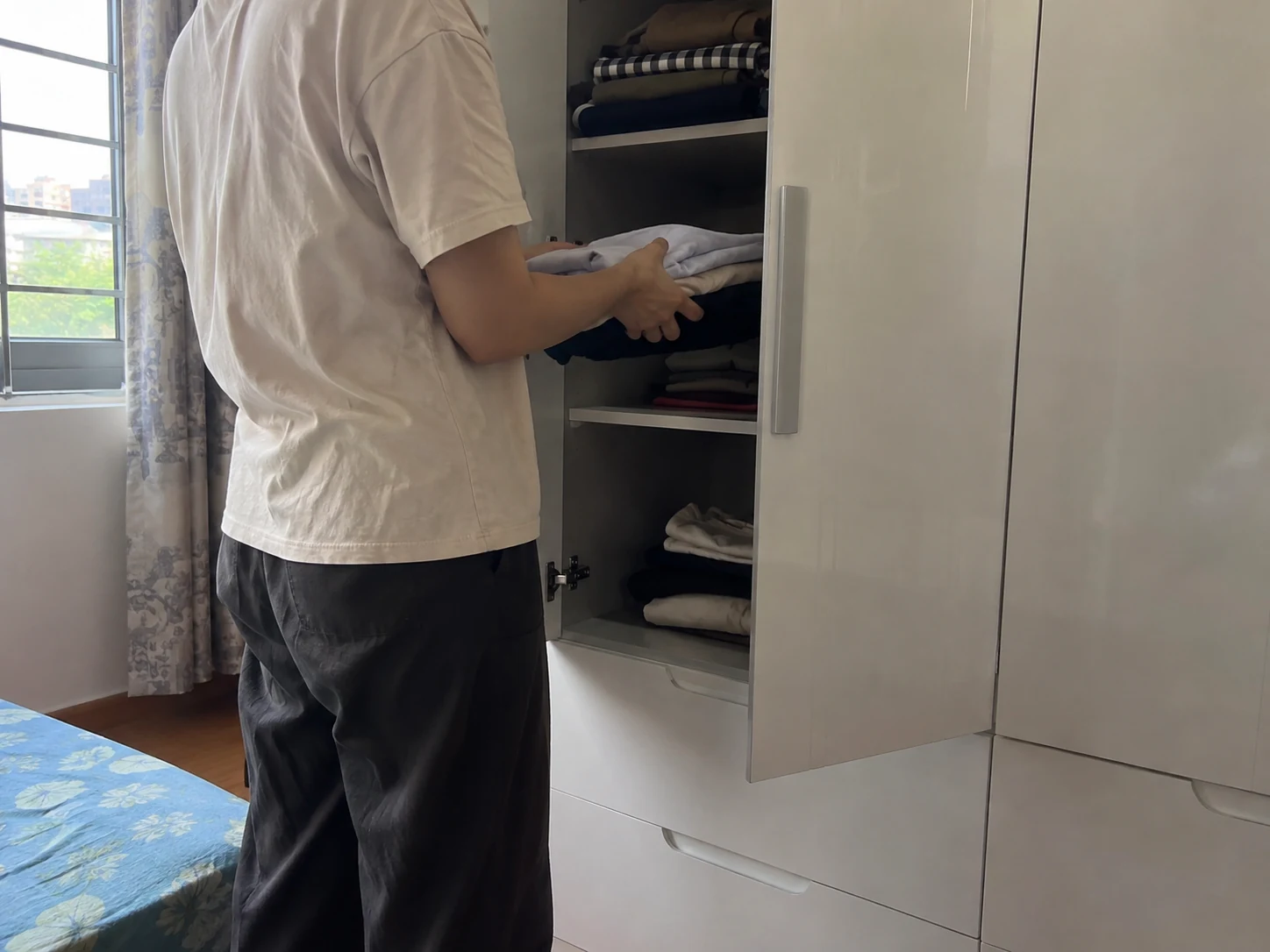 Người dùng mở một cánh tủ và lấy đồ ở khoang vừa tầm