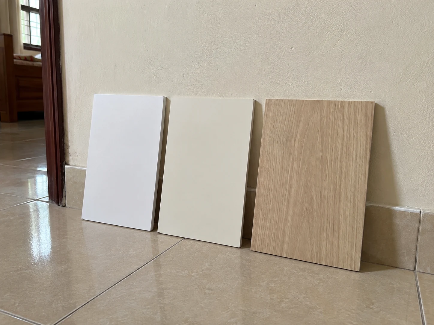 Ba mẫu màu tủ sáng đặt cạnh tường và nền gạch hiện có