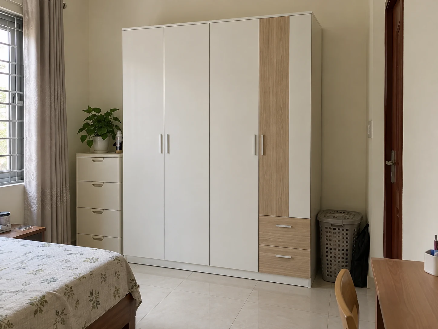 Tủ màu sáng có một mảng vân gỗ nhỏ trong phòng ngủ hẹp