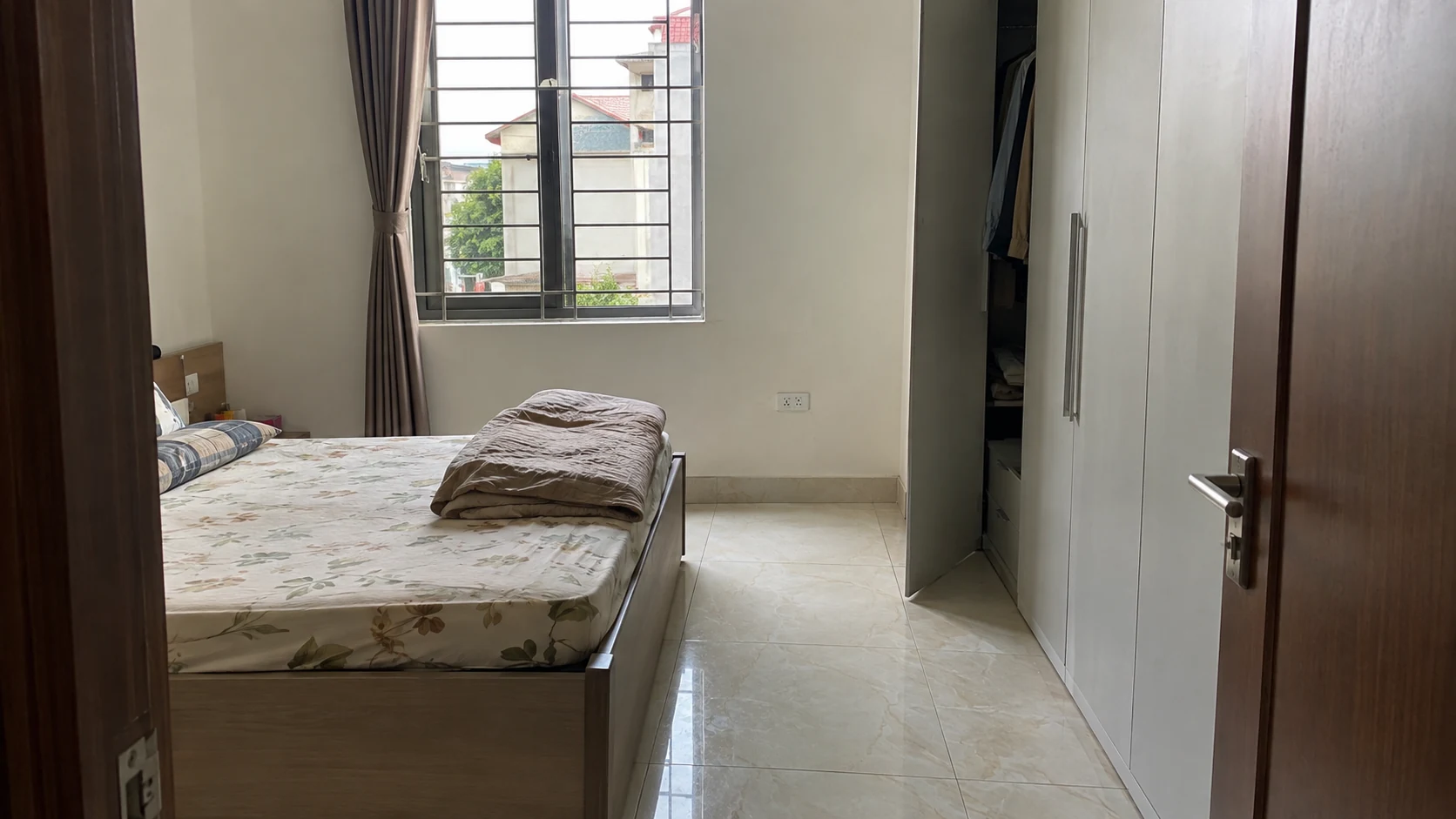 Tủ áo cánh phẳng cạnh giường nhìn từ cửa phòng