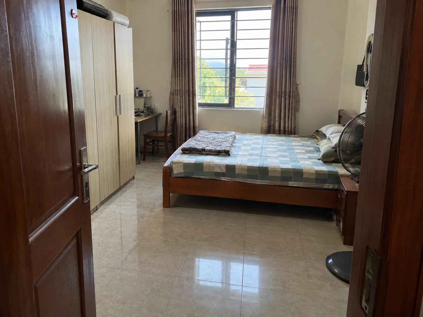 Lối đi từ cửa tới tủ và giường trong phòng ngủ nhỏ