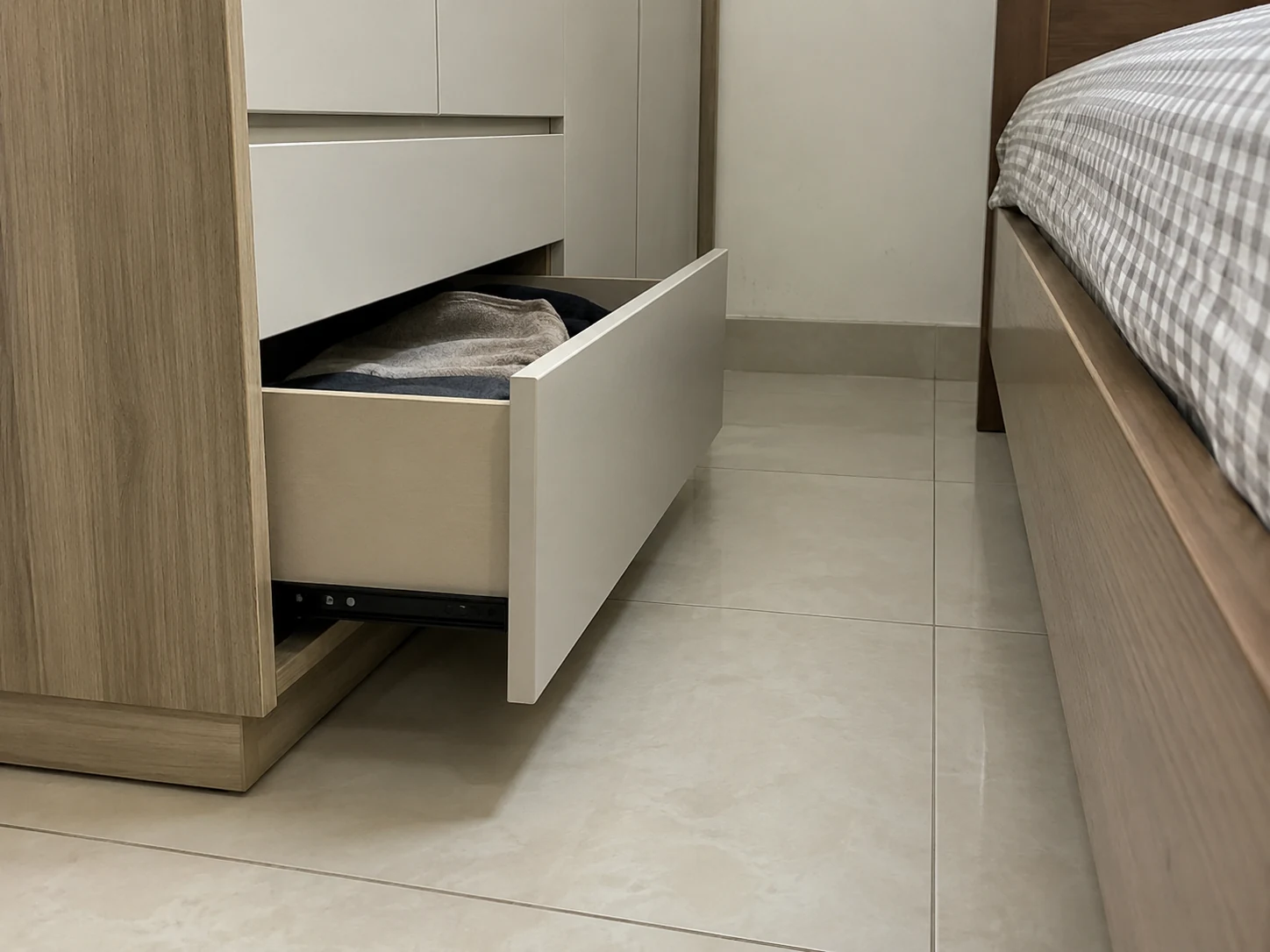 Ngăn kéo tủ mở gần cạnh giường cần đủ khoảng thao tác