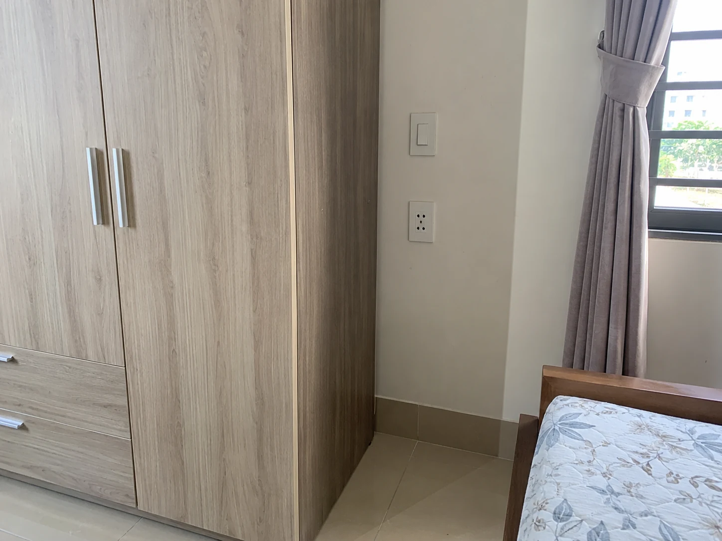 Ổ điện và công tắc nằm cạnh tủ áo vẫn có thể tiếp cận