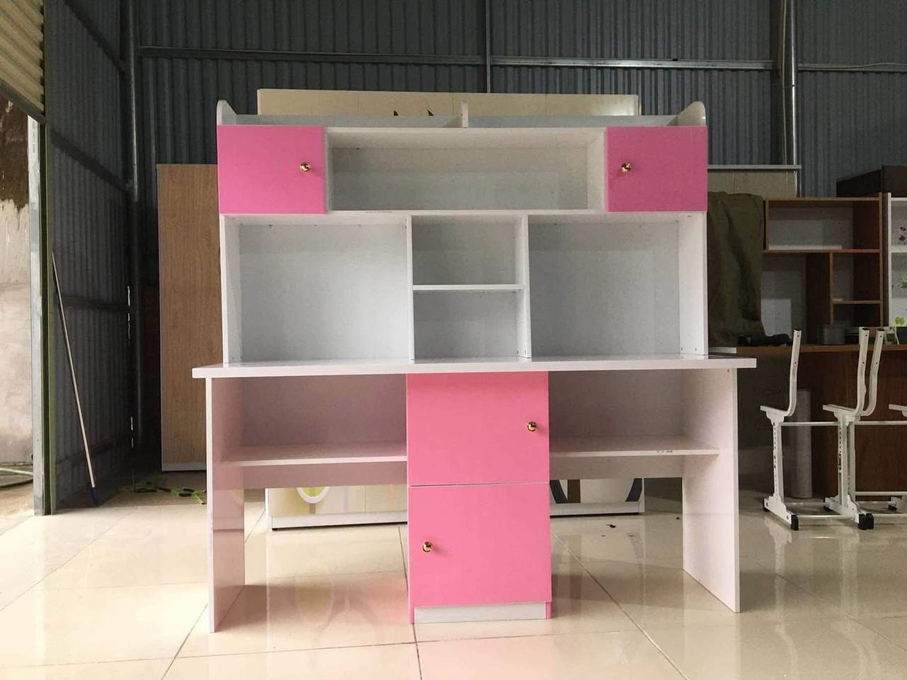 Bàn học trẻ em liền giá sách thiết kế theo kích thước thực tế